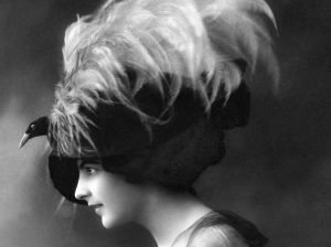 hat fashion, woman with a bird hat made of ostrich feathers - Published by: 'Berliner Illustrirte Zeitung' 37/1910Vintage property of ullstein bild